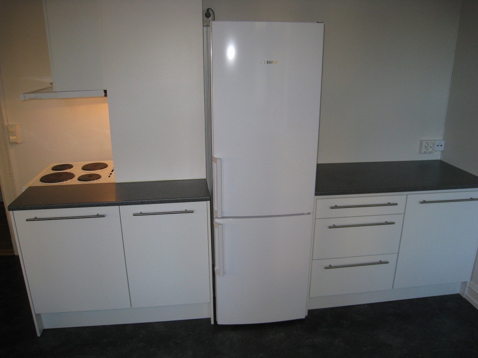 Stort kombiskap med frostfri fryser er også på plass Galleribilde