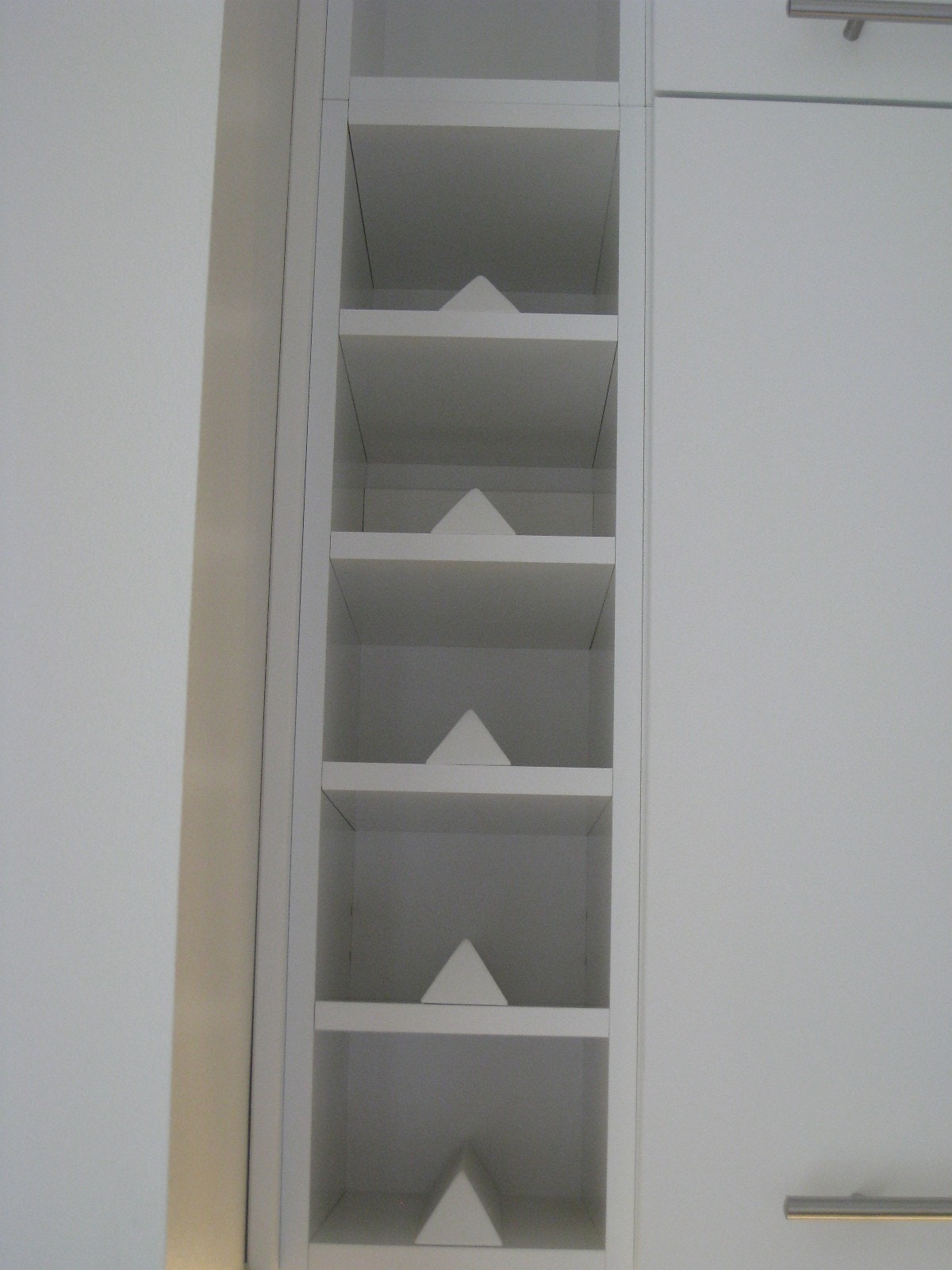 Kanskje det viktigste møbelet på kjøkkenet - vinstativet! Galleribilde