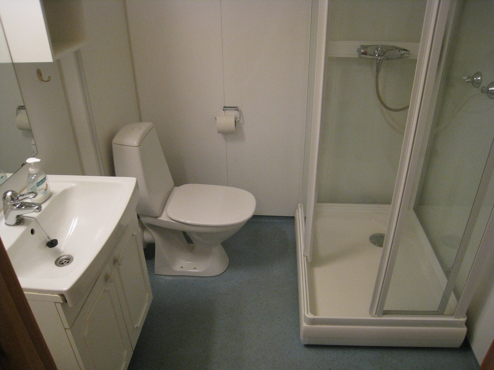 Bad har (selvsagt) opplegg for vaskemaskin (til høyre utenfor bildet). Galleribilde