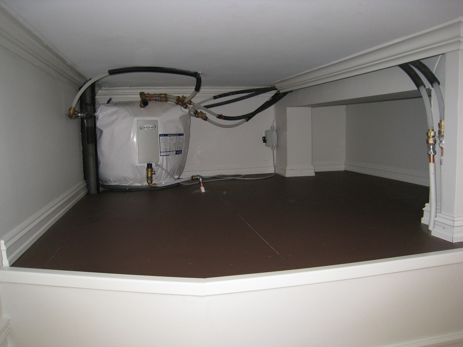 Hemsen over badet kan man bruke til lagre ting som ikke egner seg å ha i kjellerboden Galleribilde