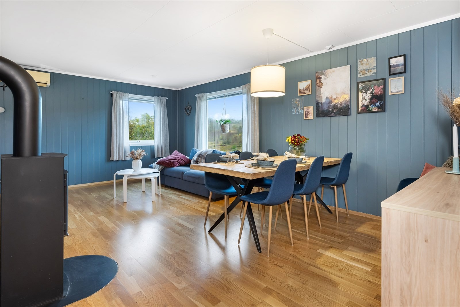 Stuen har god plass til både spise- og sittegruppe. Galleribilde