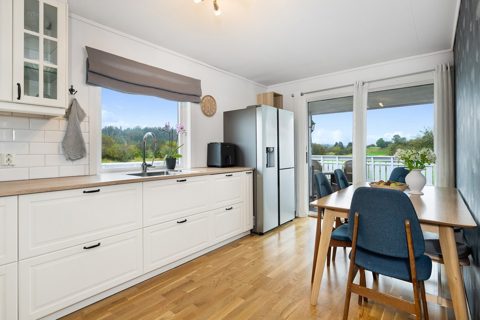 Det er rikelig med skap- og benkeplass. Galleribilde