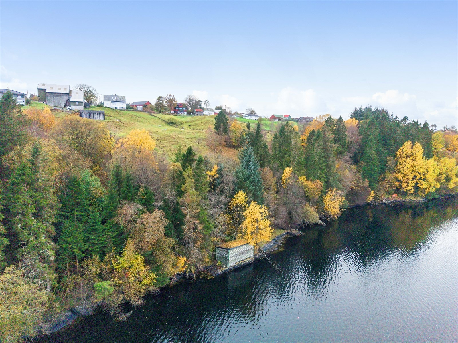 Medfølgende bruksrett til eldre naust med svært enkel standard. Galleribilde