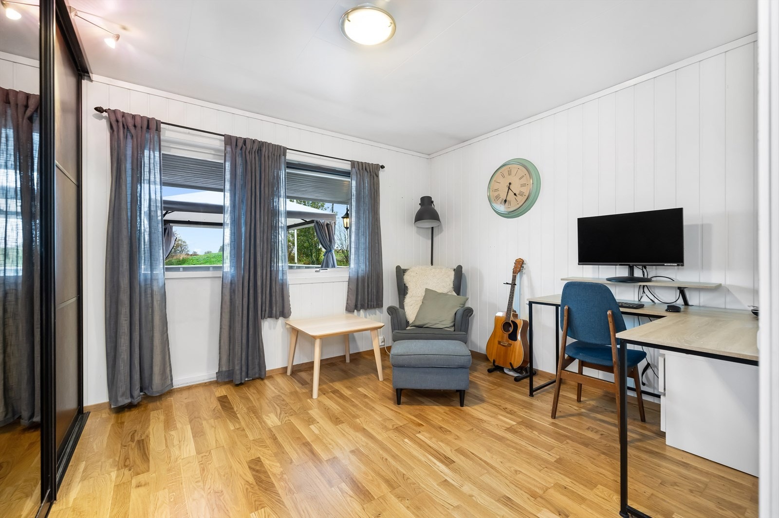 Romslig hovedsoverom med skyvedørsgarderobe og god plass til dobbeltseng. Galleribilde