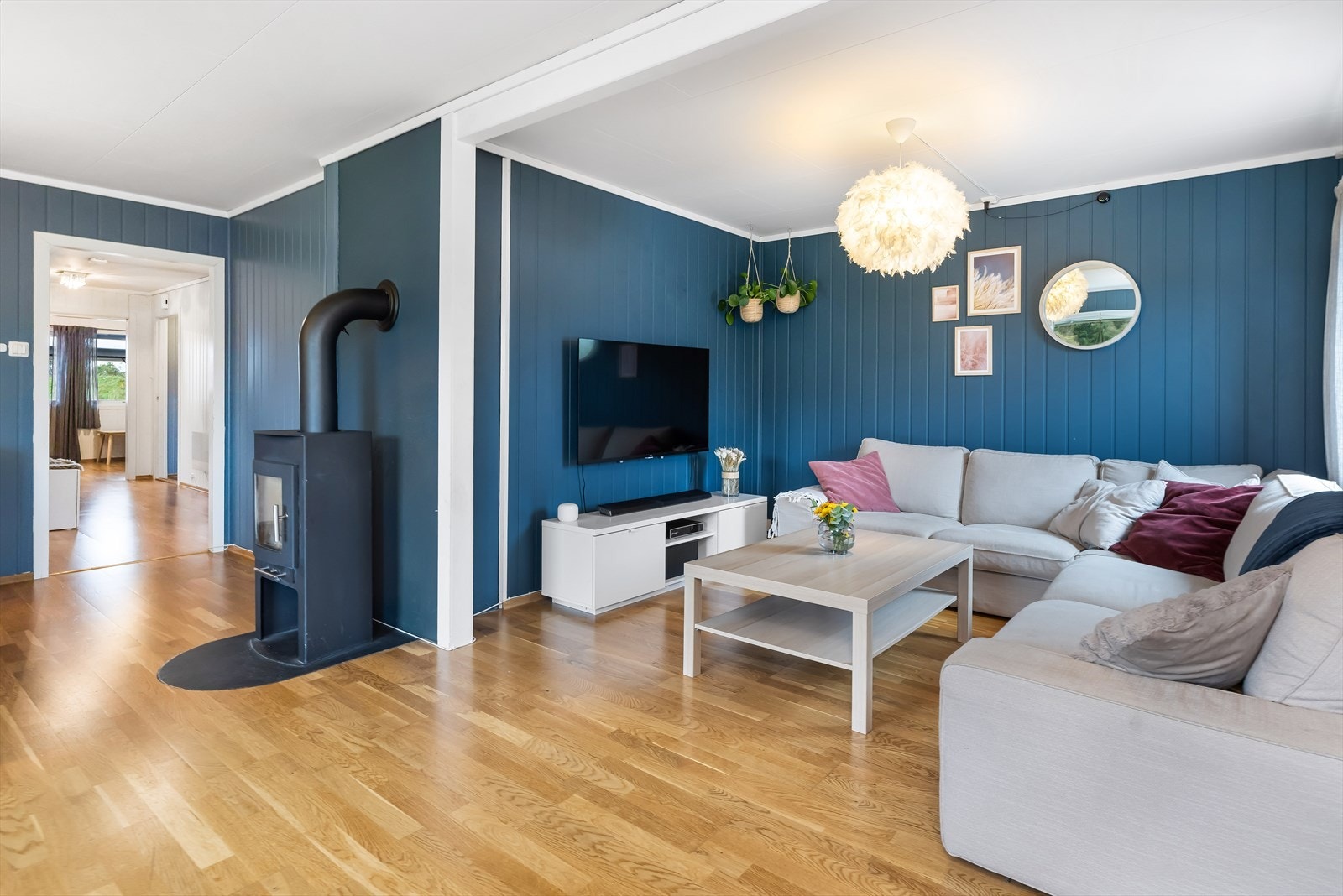 Gode oppvarmingsmuligheter med både vedovn og varmepumpe i stue. Galleribilde