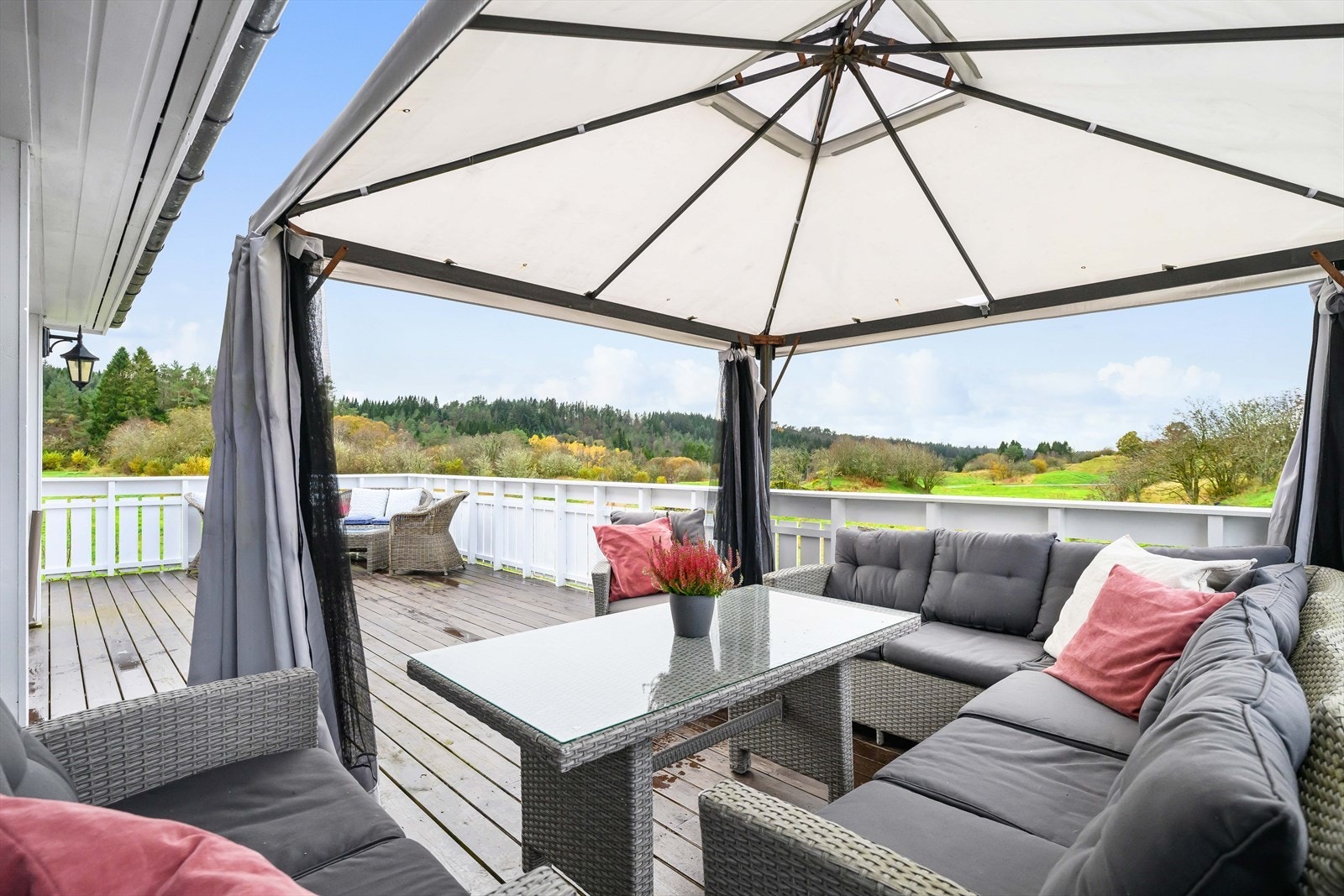 Stor altan med gode solforhold. Galleribilde