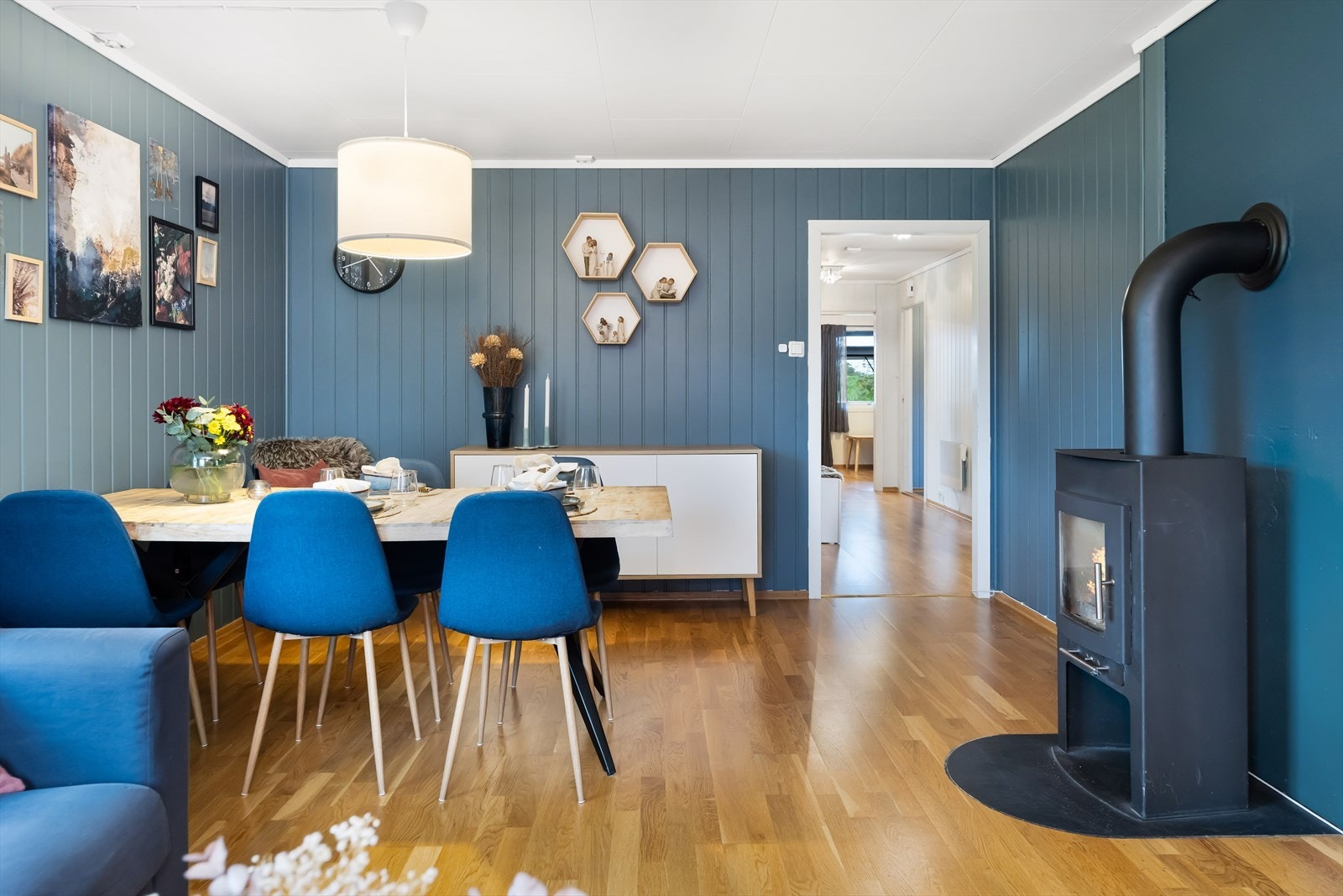 Boligen har effektiv oppvarming via ildsted og varmepumpe. Galleribilde