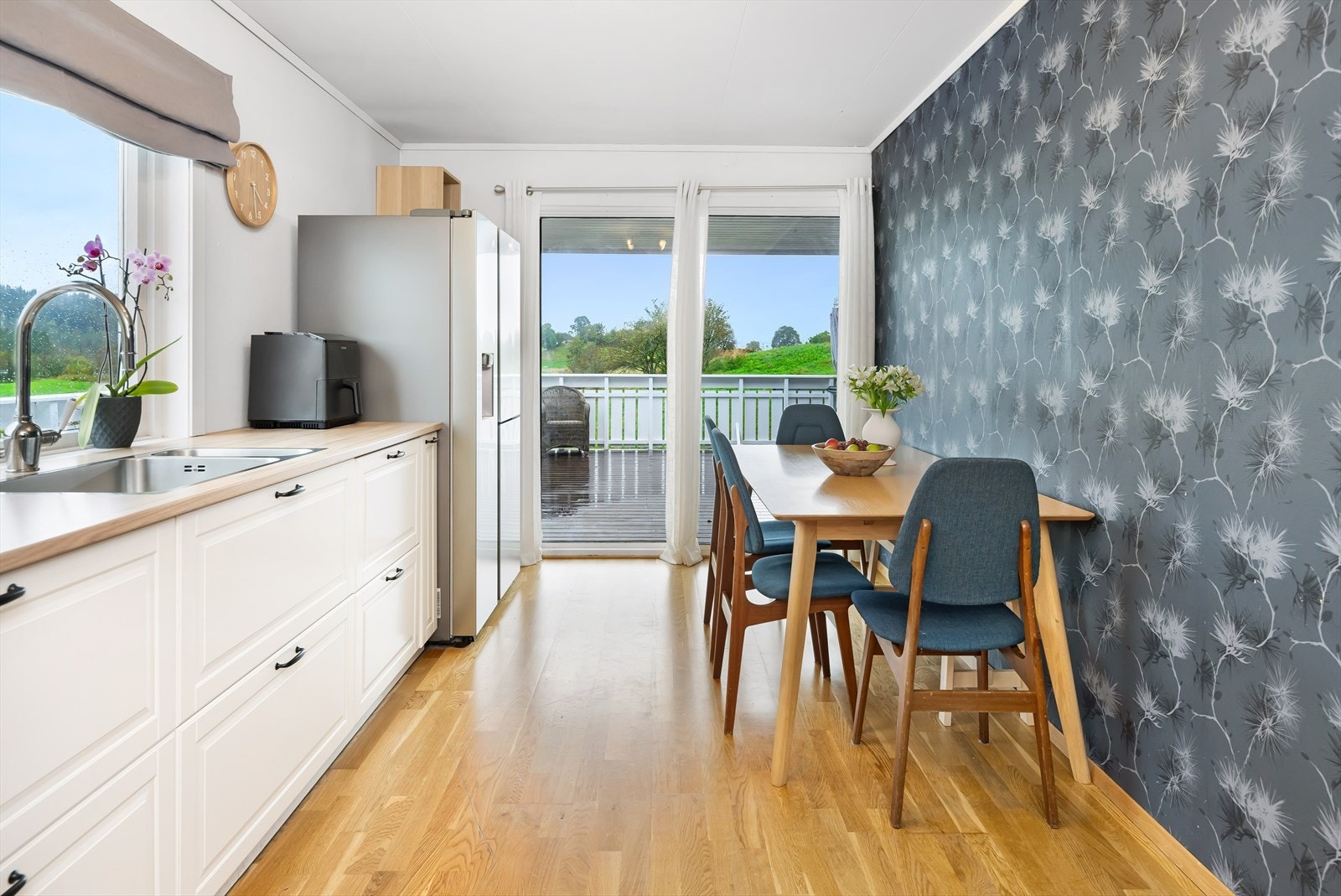 Av integrerte hvitevarer er det induksjon platetopp, stekeovn, mikrobølgeovn og oppvaskmaskin. Galleribilde