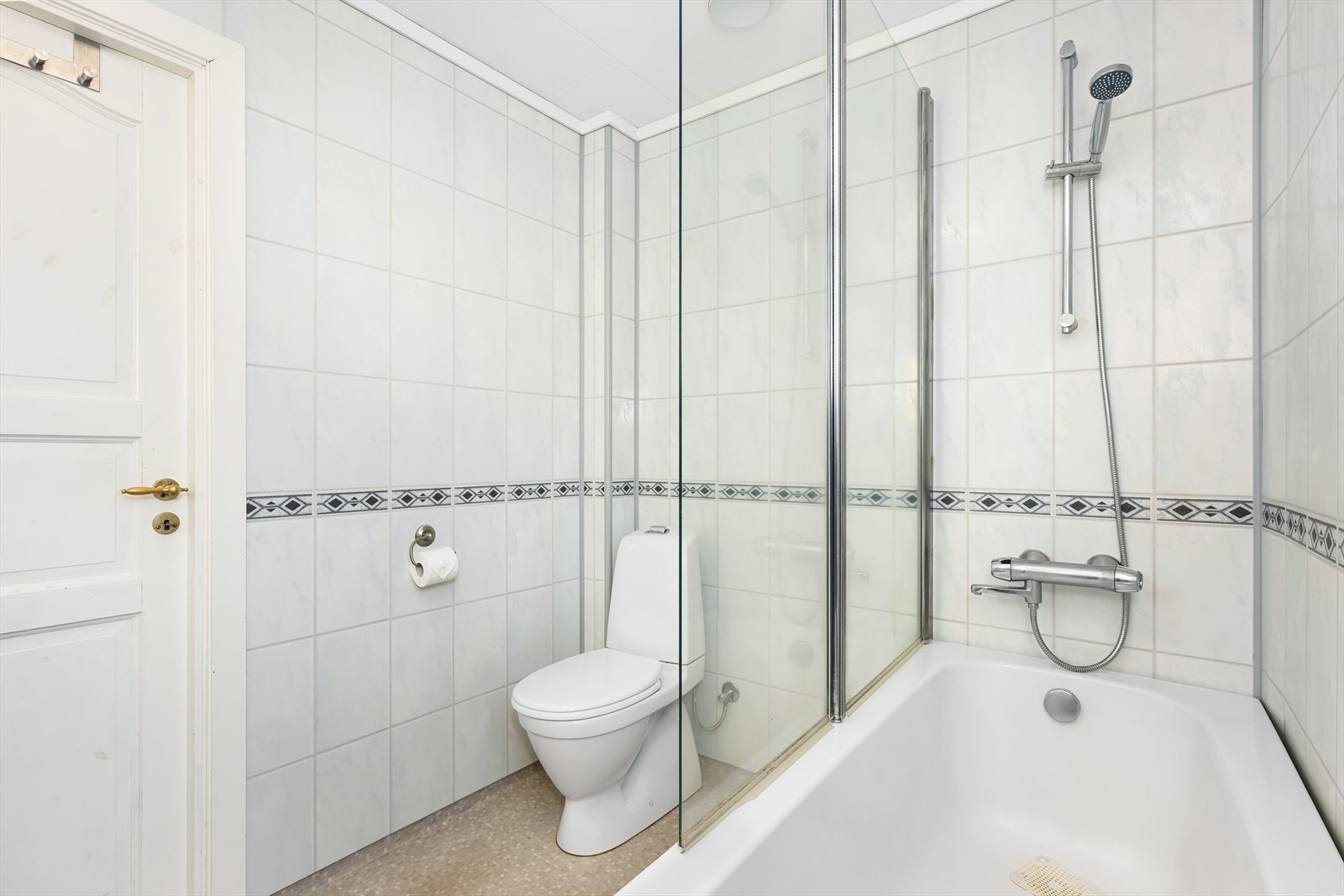 Badet har belegg på gulv og baderomsplater på vegg. Galleribilde