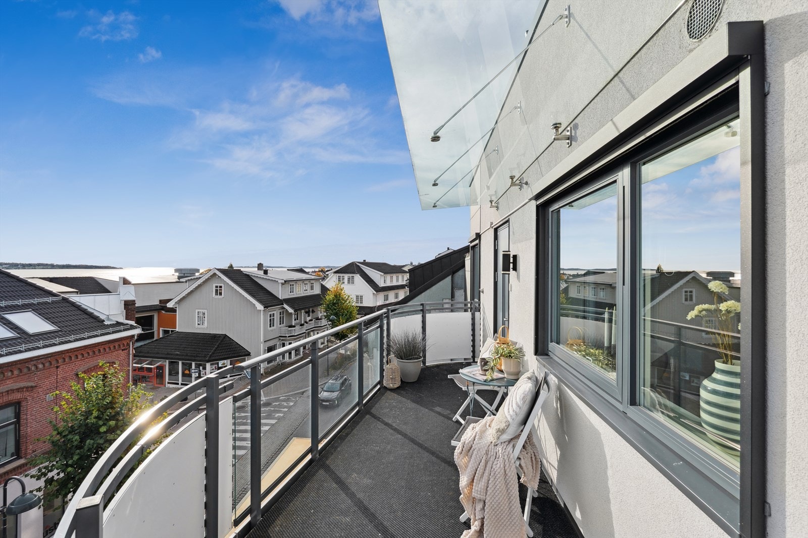 Fin sitteplass ved inngangspartiet hvor leiligheten har døren helt innerst på svalgangen Galleribilde