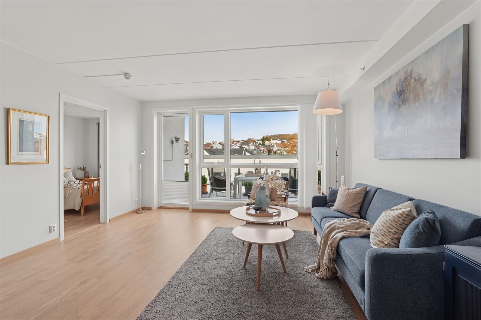 Fra stuen er det utgang til balkongen. Galleribilde