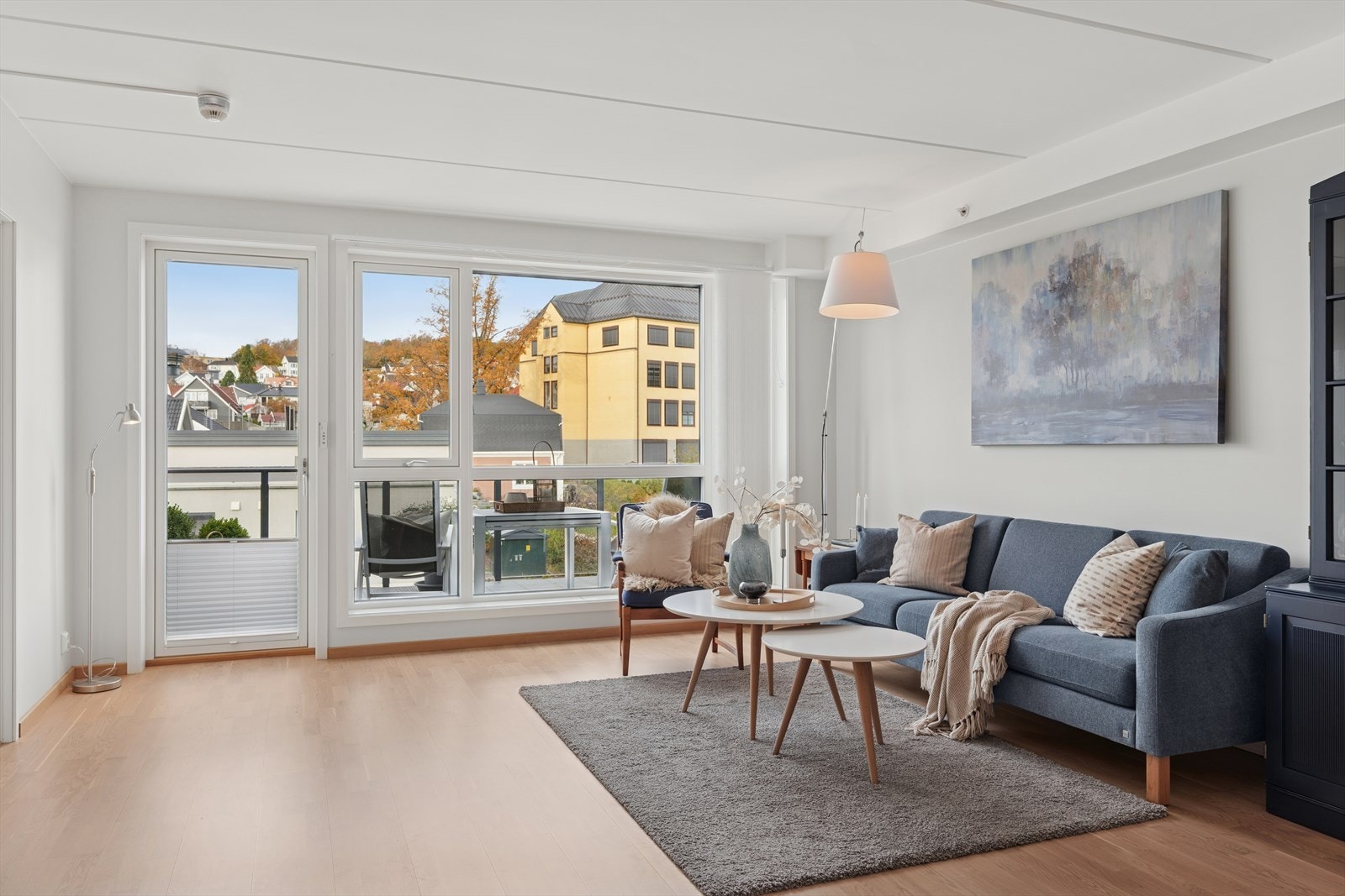 Boligen har en lys og romslig stue med god plass til møblering i flere soner. Galleribilde