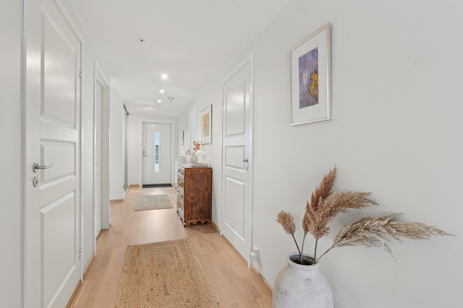 Lys og romslig gang. Galleribilde