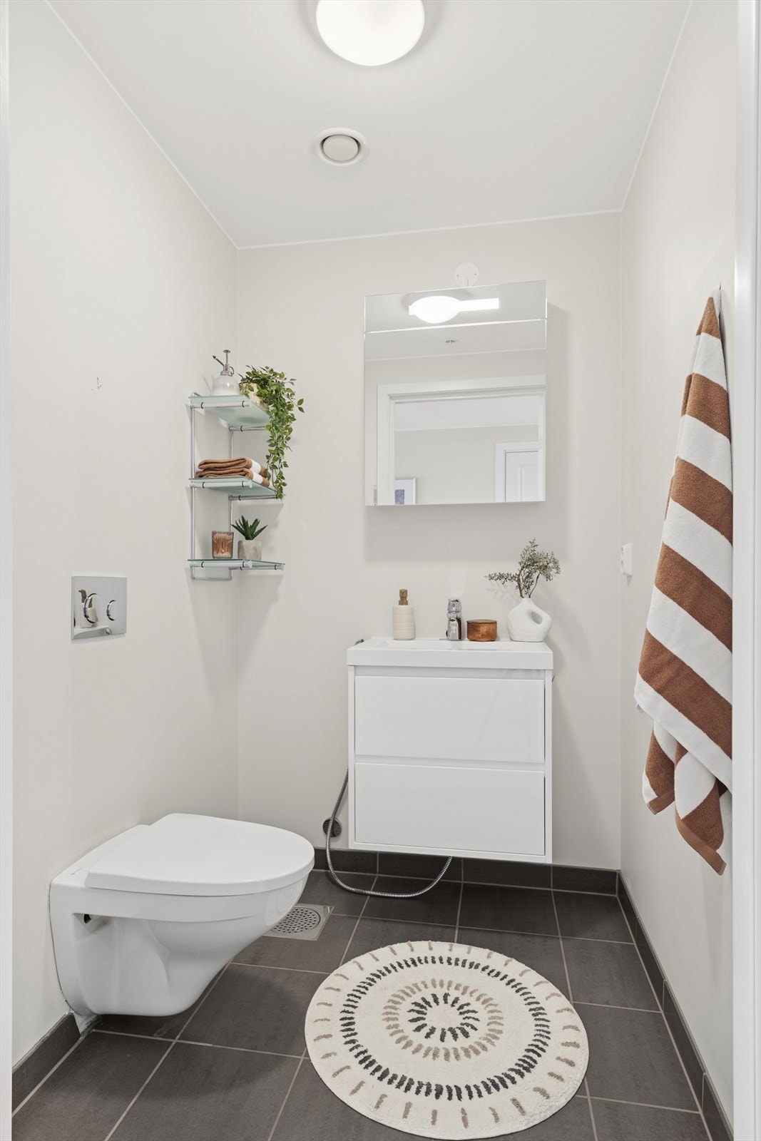 Det er i tillegg eget ''gjestetoalett'' med nedfelt servant og veggmontert toalett. Galleribilde