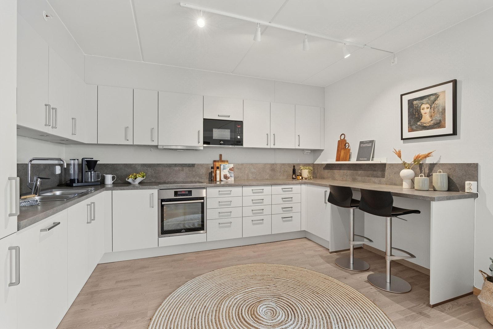 Innredningen har glatte fronter og benkeplater i laminat, som gir et stilrent uttrykk. Galleribilde