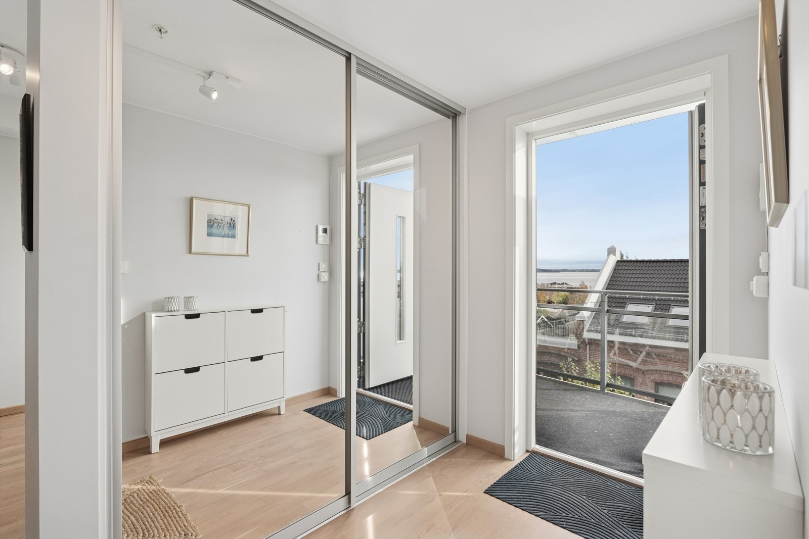 Praktisk og innbydende entré. Galleribilde