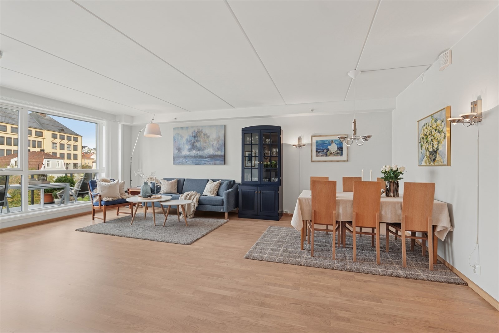 I stuen har man plass til både TV-stue og spisestue med langbord Galleribilde