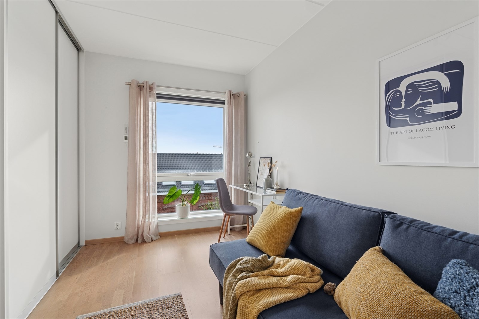 Soverom 2 er også romslig, og har plass til både seng, garderobeskap og annen ønsket møblering, f.eks skrivebord. Galleribilde