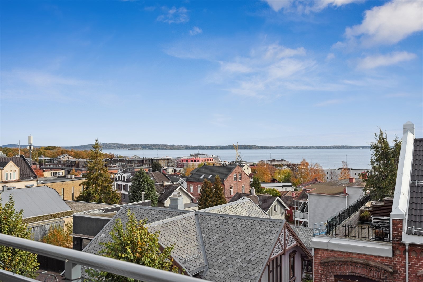 Herlig utsikt fra uteplassen ved inngangspartiet. Galleribilde