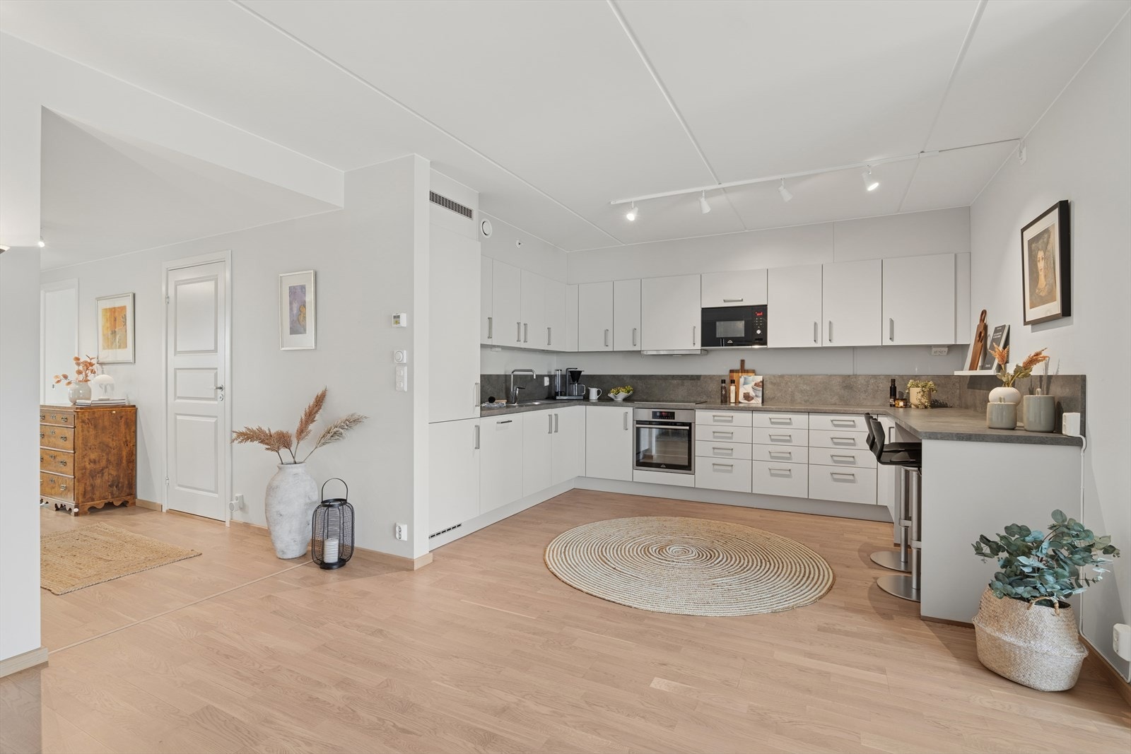 Kjøkkenet fremstår moderne og funksjonelt med masse skap-, skuff- og benkeplass Galleribilde