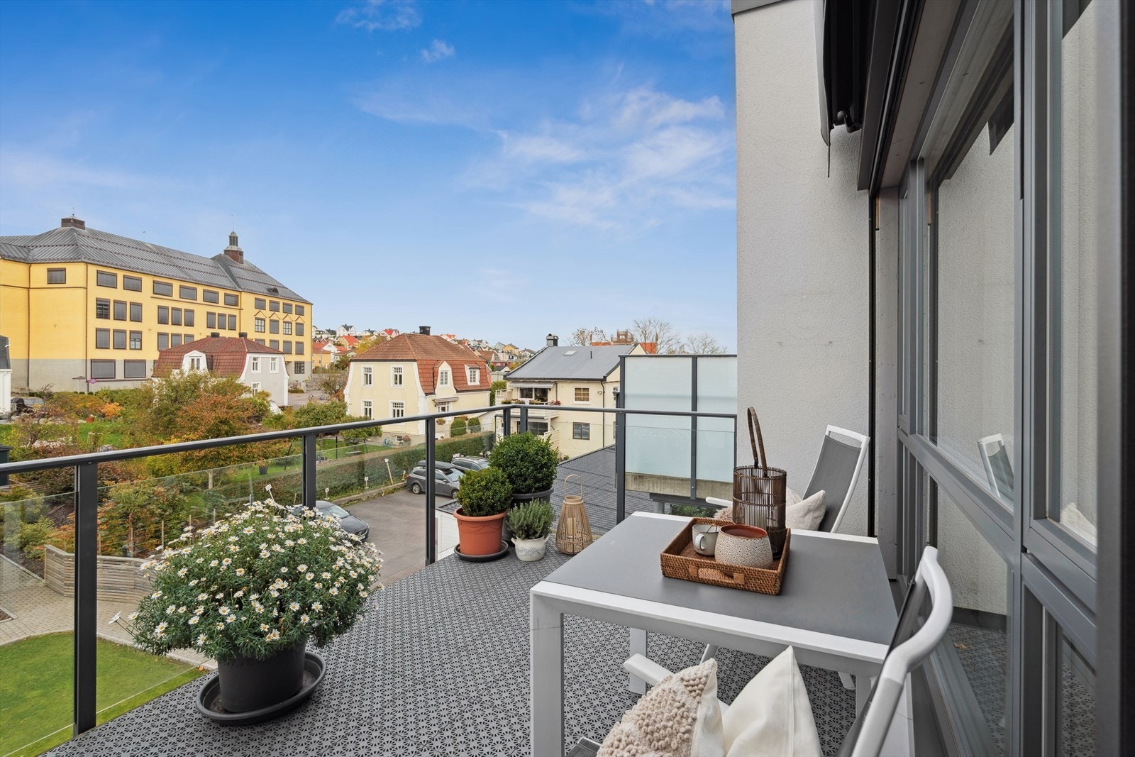 Om det blir for varmt er det montert elektrisk markise Galleribilde