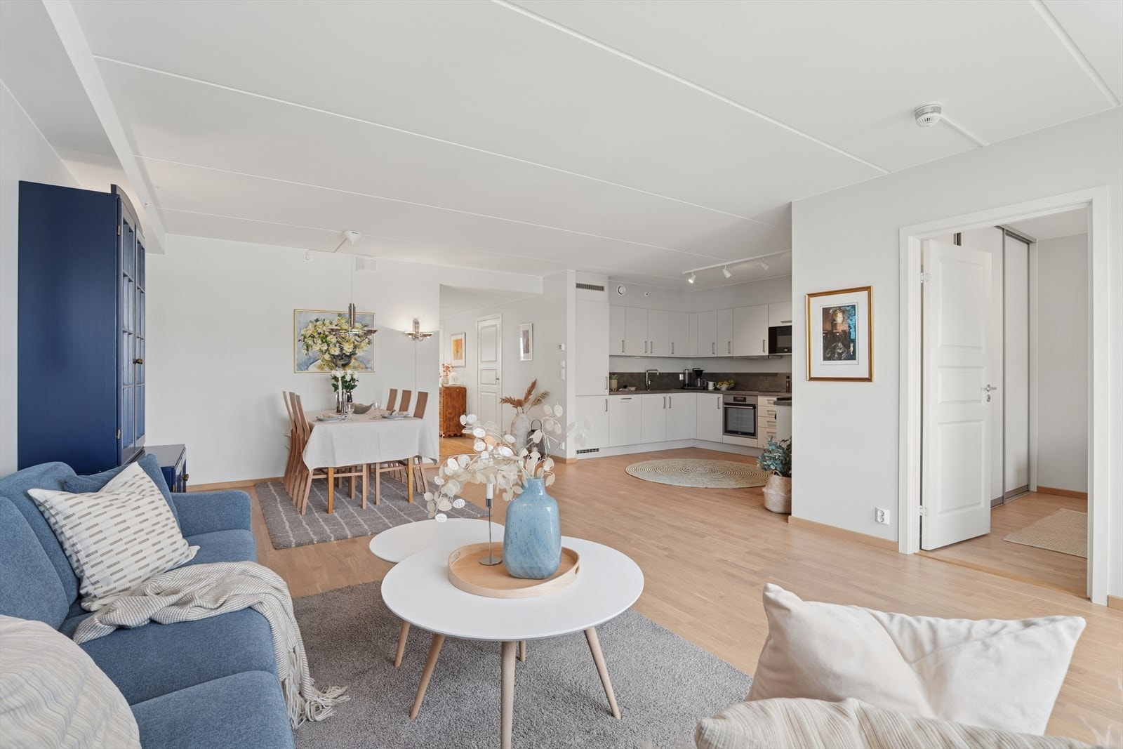 Stuen og kjøkkenet er samlet i en åpen og sosial sone. Galleribilde