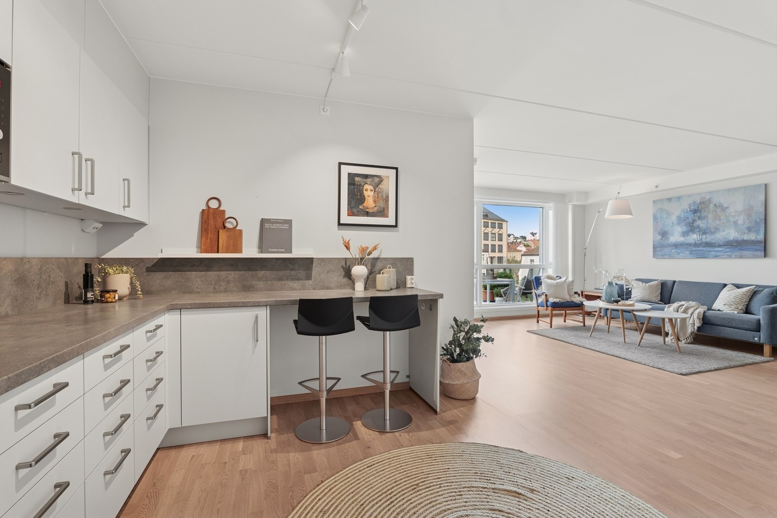 Hvitevarene er integrert, inkludert kjøl/frys, oppvaskmaskin, komfyr, platetopp og mikrobølgeovn. Det er installert komfyrvakt, automatisk vannstopp og avtrekk via balansert ventilasjonssystem - praktisk og trygt. Galleribilde