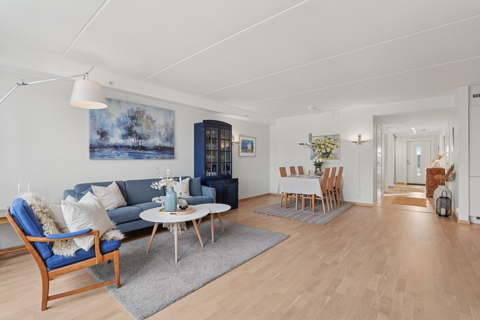 Leiligheten har parkett på gulvet og malte flater i himling og på vegger. Galleribilde