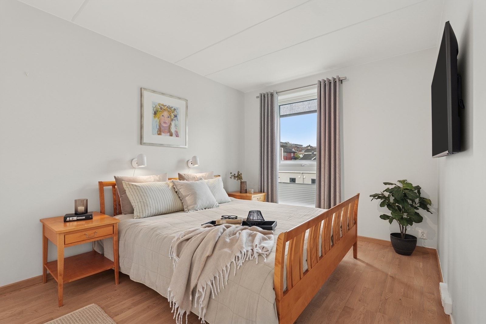 Hovedsoverommet har god plass til dobbeltseng. På hele veggen til venstre er det skyvedørsgarderobe Galleribilde