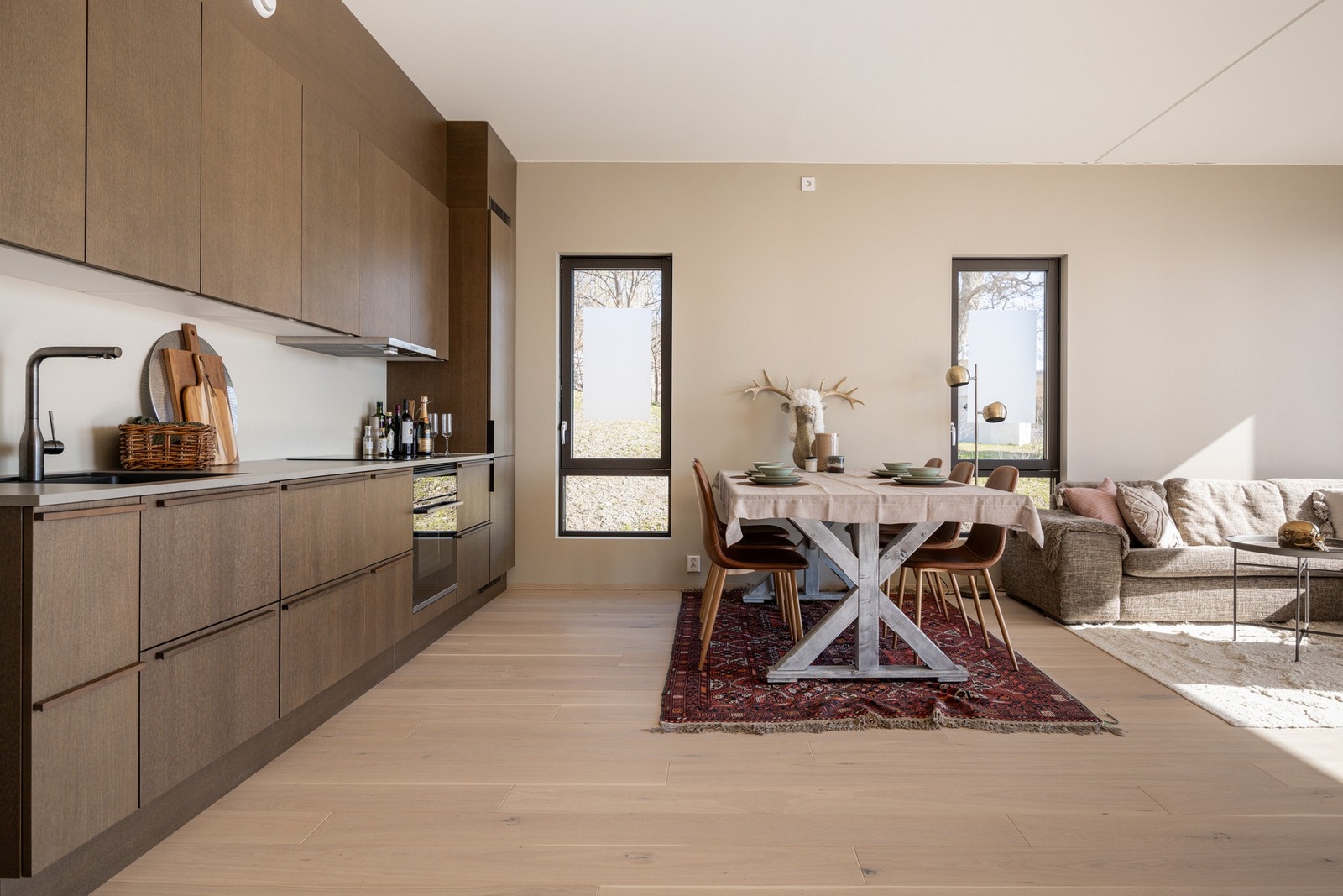 Gulv med énstavs eikeparkett og det oppvarming med vannbåren varme. LED grepslist integrert i underkant av overskap. Benkeplate: Laminat type Betong, 2cm tykkelse med rett framkant. Galleribilde