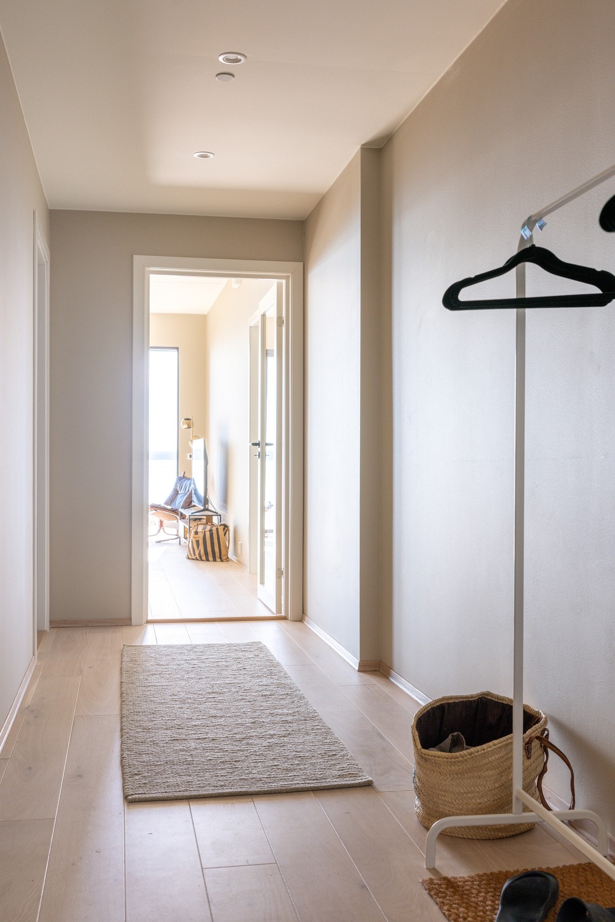 Lys og innbydende entré med god plass for avheng av yttertøy og sko. Galleribilde