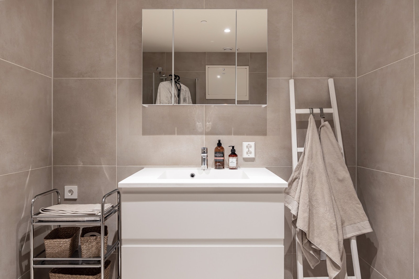 Fullt utstyrt gjestebad med matchende fliser og dusjnisje. Galleribilde