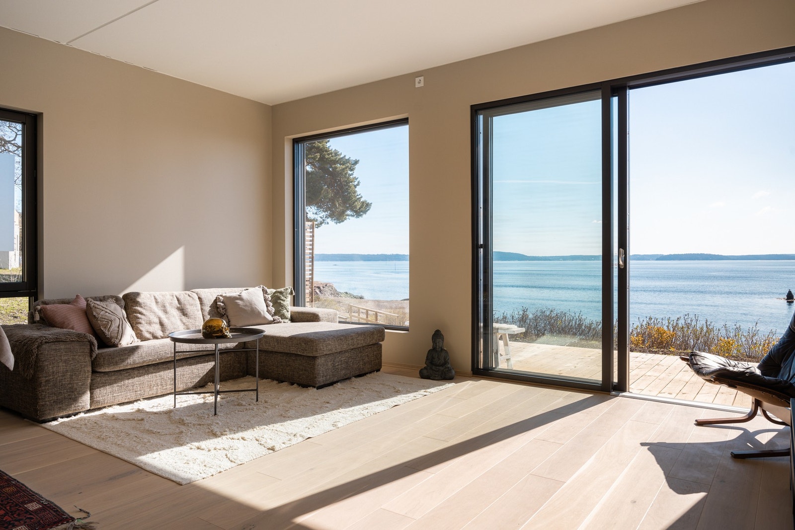 Utstrakt bruk av høykvalitetsmaterialer med delikat utførelse. Takhøyde i stuen mål til 2,77m. Galleribilde