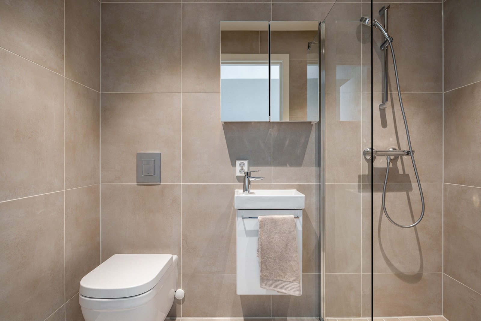 Ensuite bad av god størrelse med moderne innredning. Galleribilde