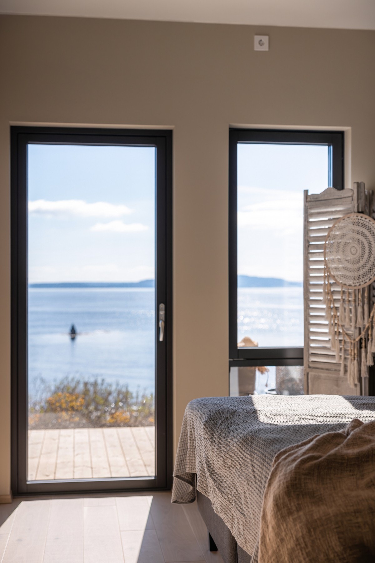 Det er utgang til terrassen fra dette soverommet. Galleribilde