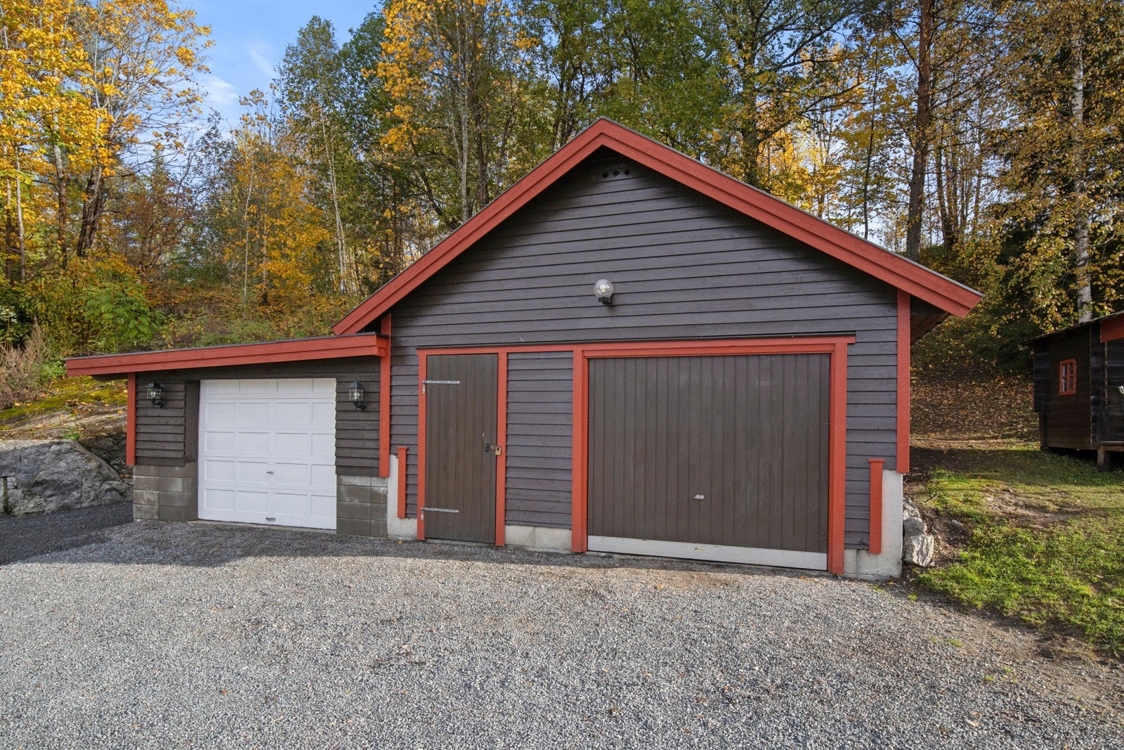 Garasje med plass til to biler og lagring. Galleribilde