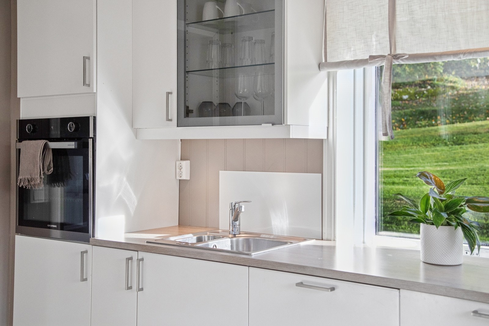 Vindu over benk slipper inn godt med naturlig lys. Galleribilde