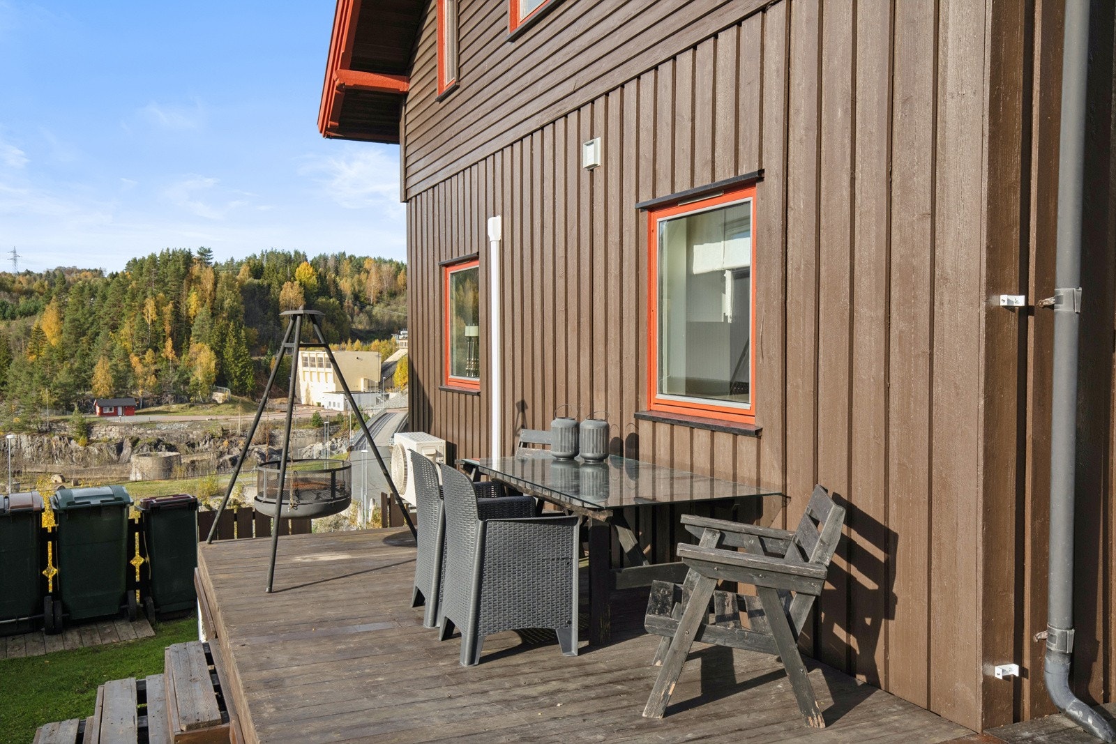 Koselig uteplass på siden av boligen. Galleribilde