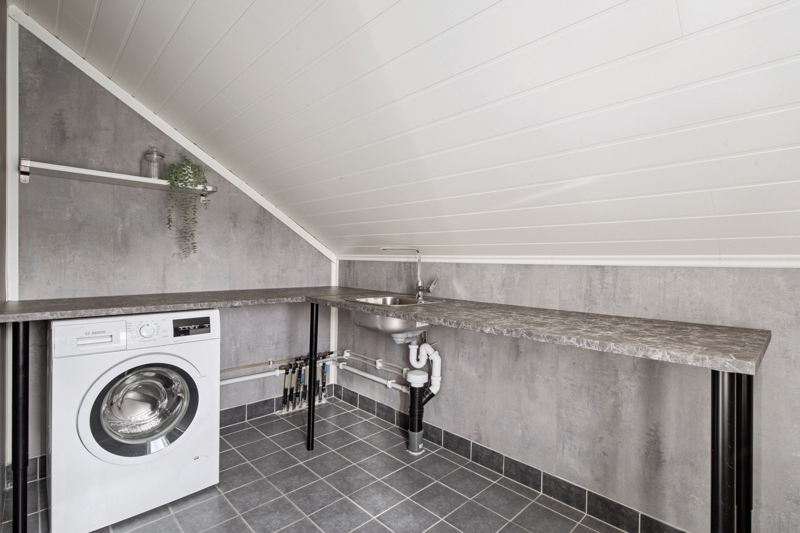 Innenfor badet finner man praktisk vaskerom. Galleribilde