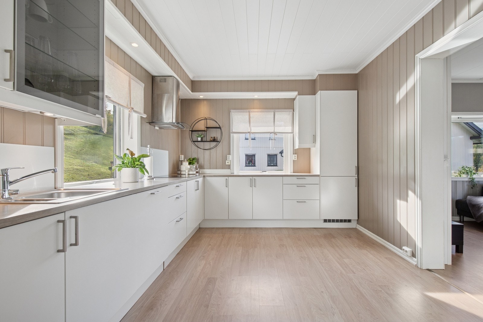 Tilgang til stue fra kjøkkenet. Galleribilde