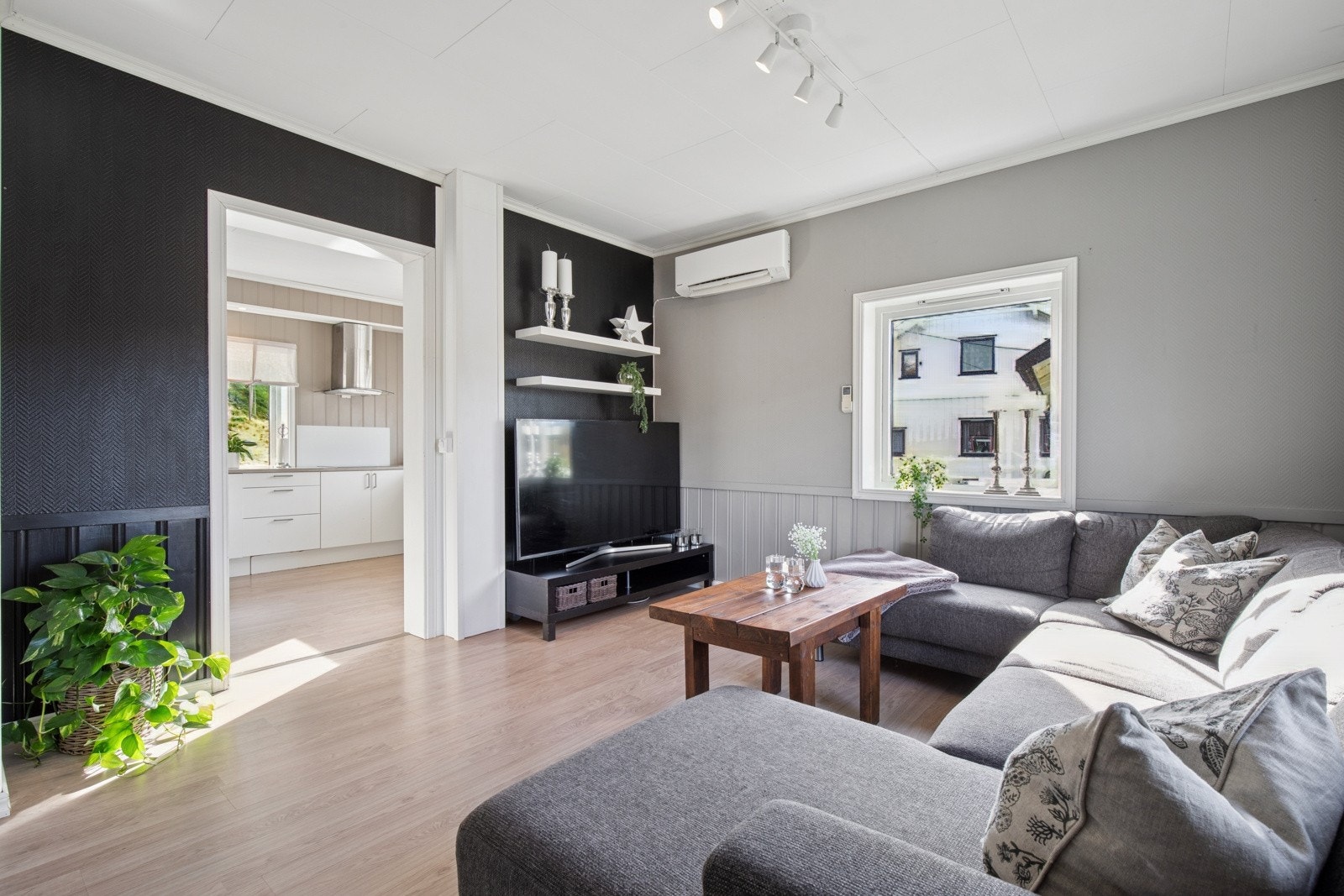 Koselig stue med kjøkkenet i bakgrunn. Galleribilde