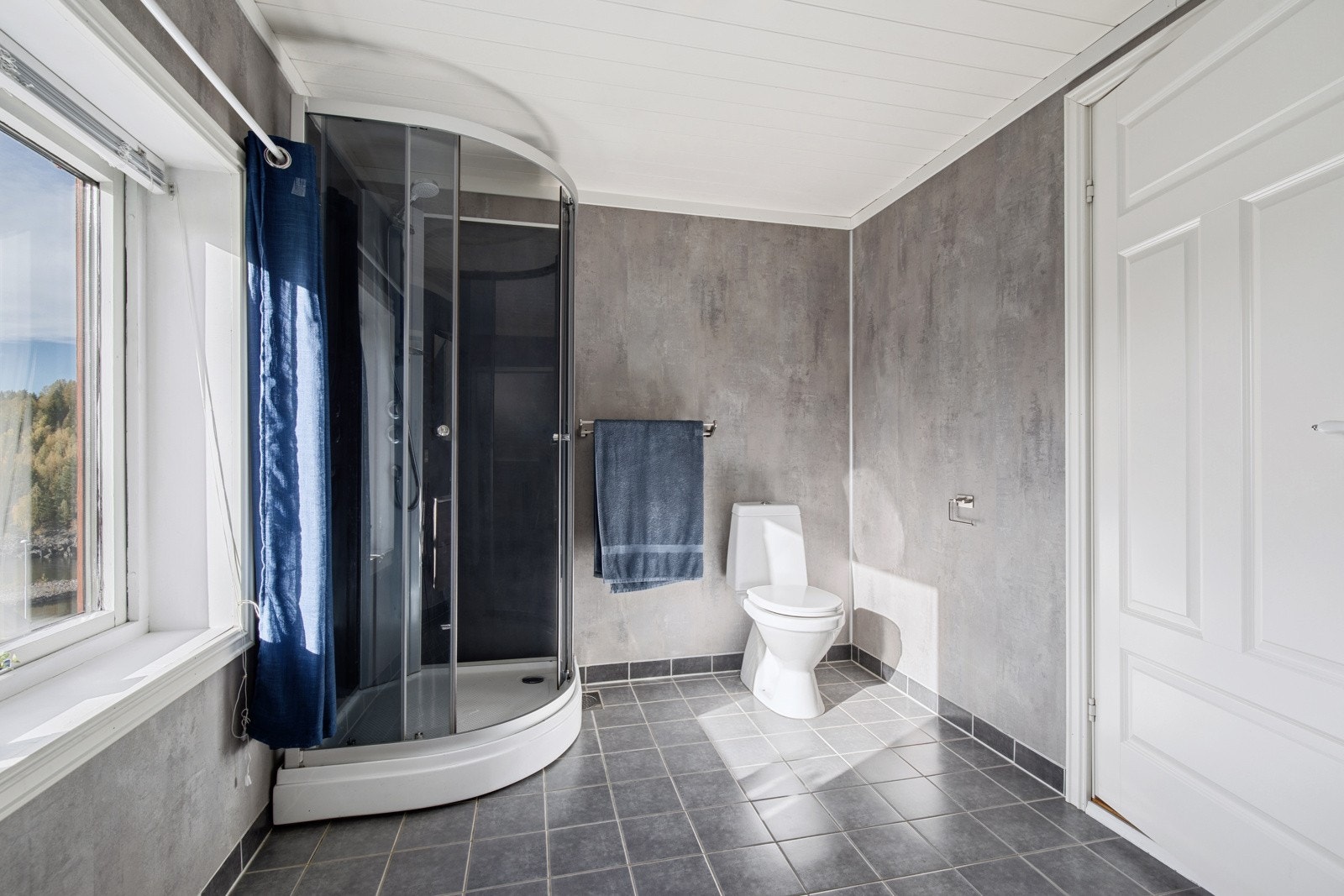 Her er det montert dusjkabinett og wc. Galleribilde