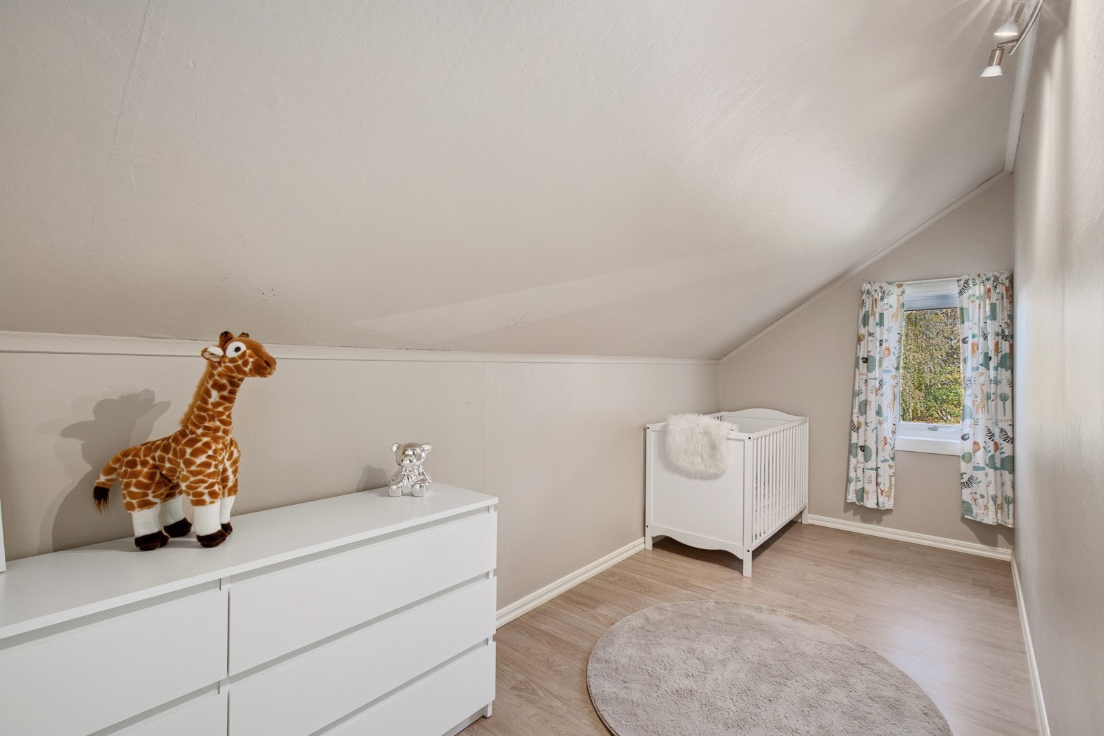 Innredet rom som ikke tilfredsstiller dagens krav til varig opphold. Galleribilde