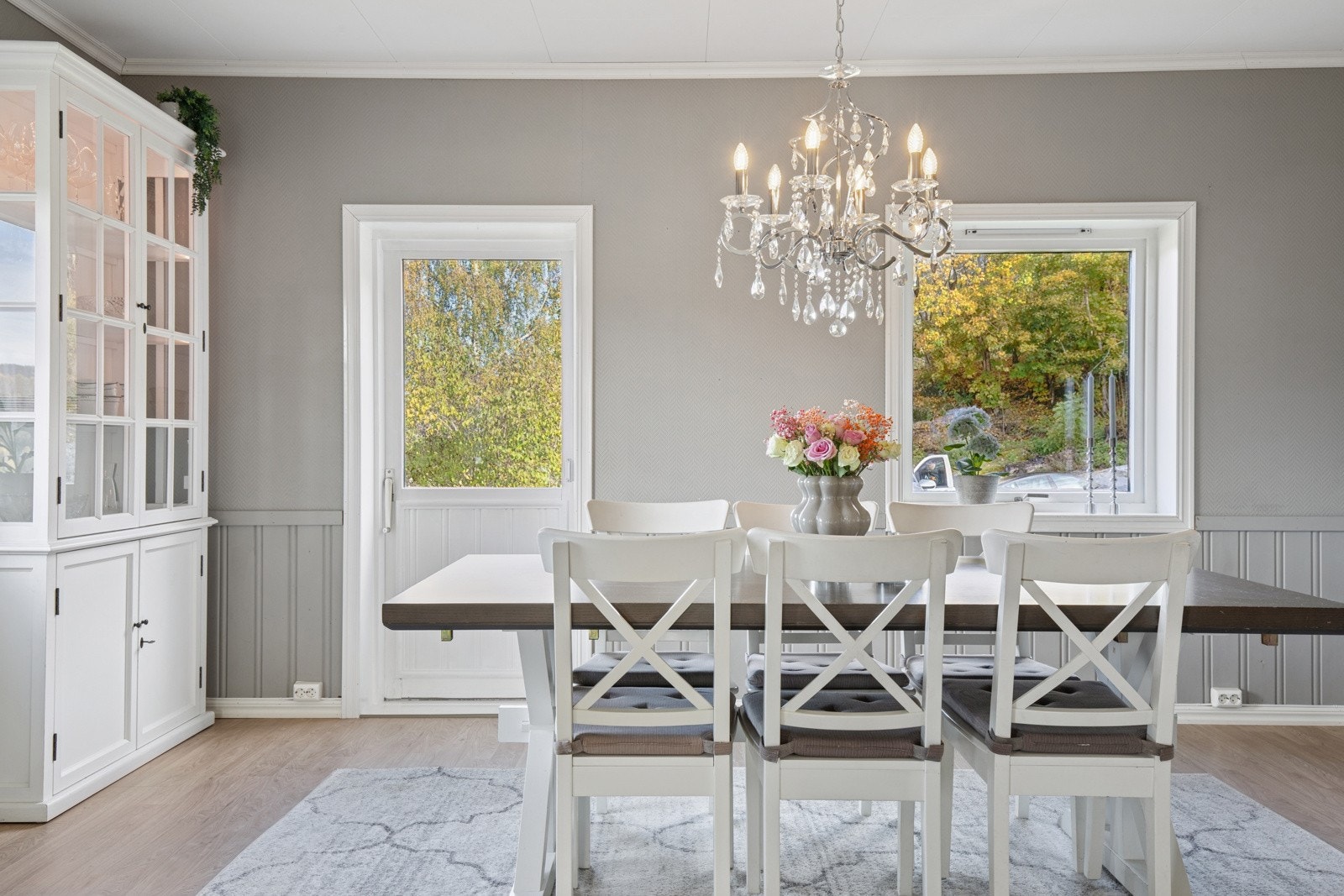 Vindusflater som slipper inn godt med naturlig lys. Galleribilde