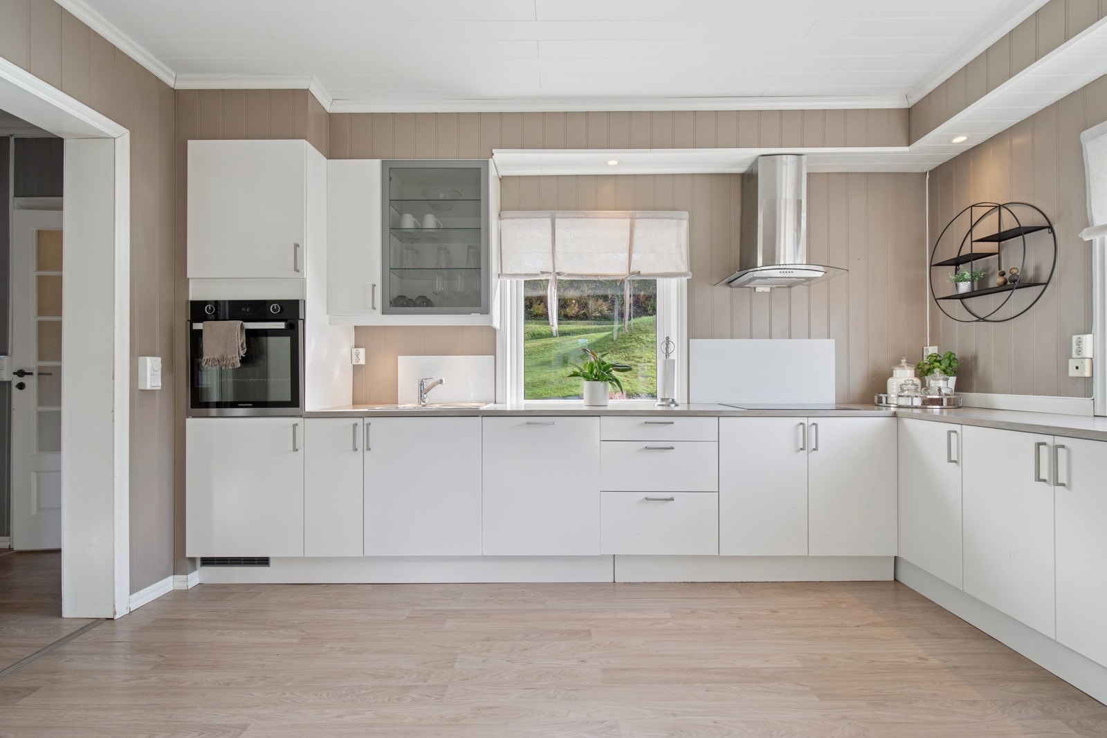 Romslig kjøkken med innredning med god skap- og benkeplass. Galleribilde