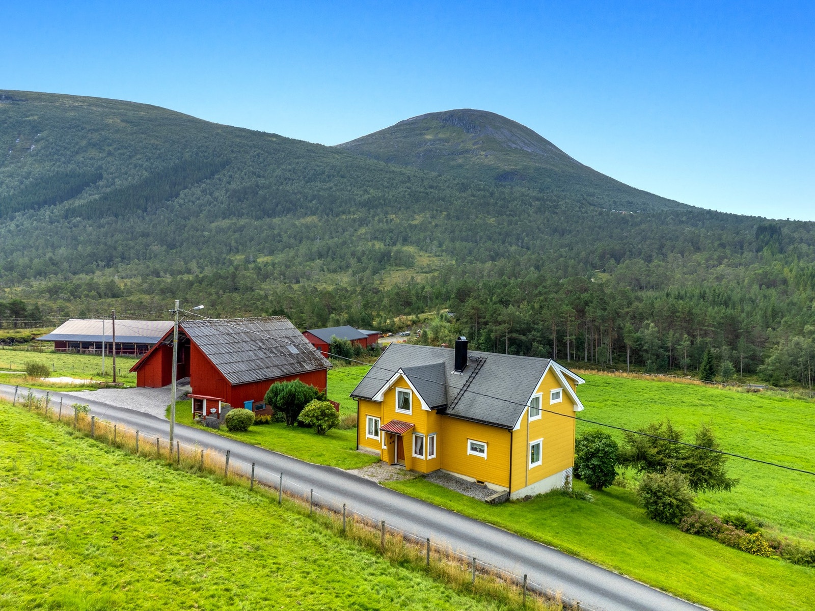 På eiendommen er det både våningshus og løe Galleribilde