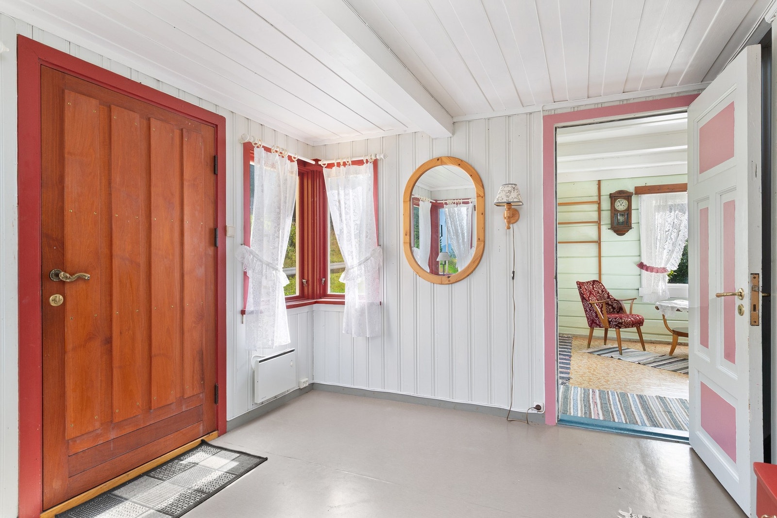 Entréen har dør videre til "kårenden", "hoveddelen" (både kjøkken og stua), samt trapp opp til 2. etasje Galleribilde