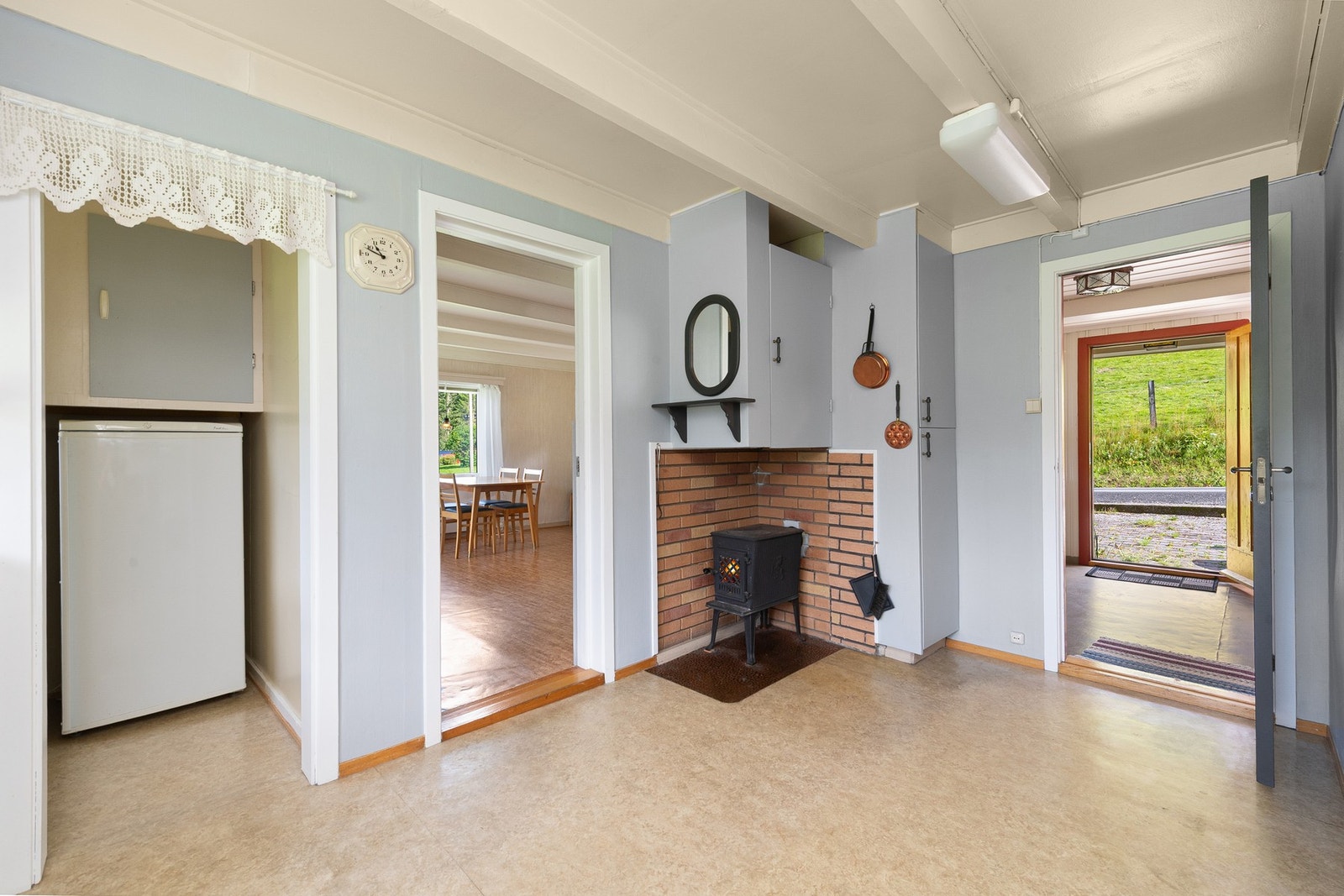 En koselig liten vedovn varmer på kjøkkenet Galleribilde