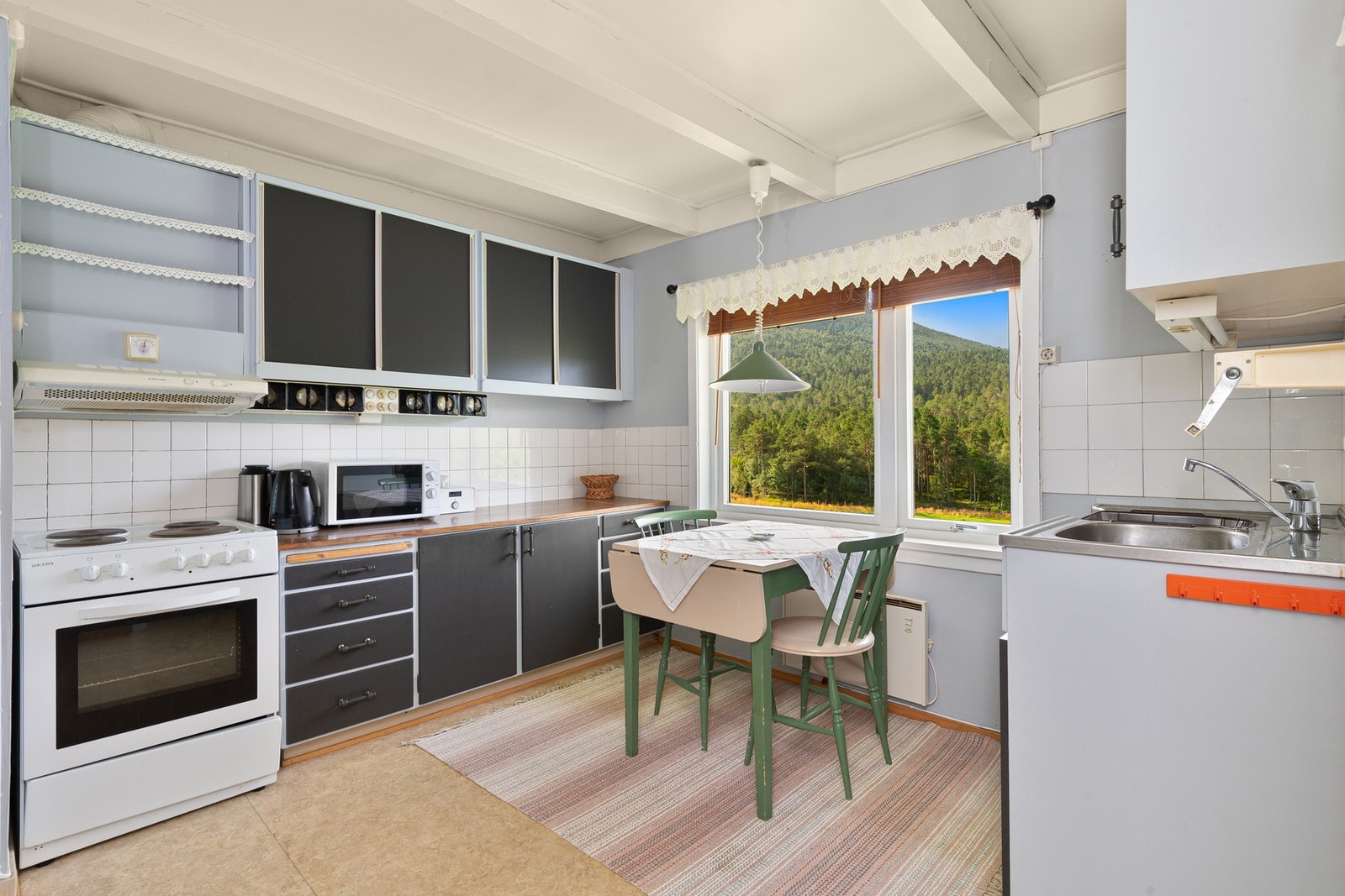 Innredningen har malte glatte fronter Galleribilde