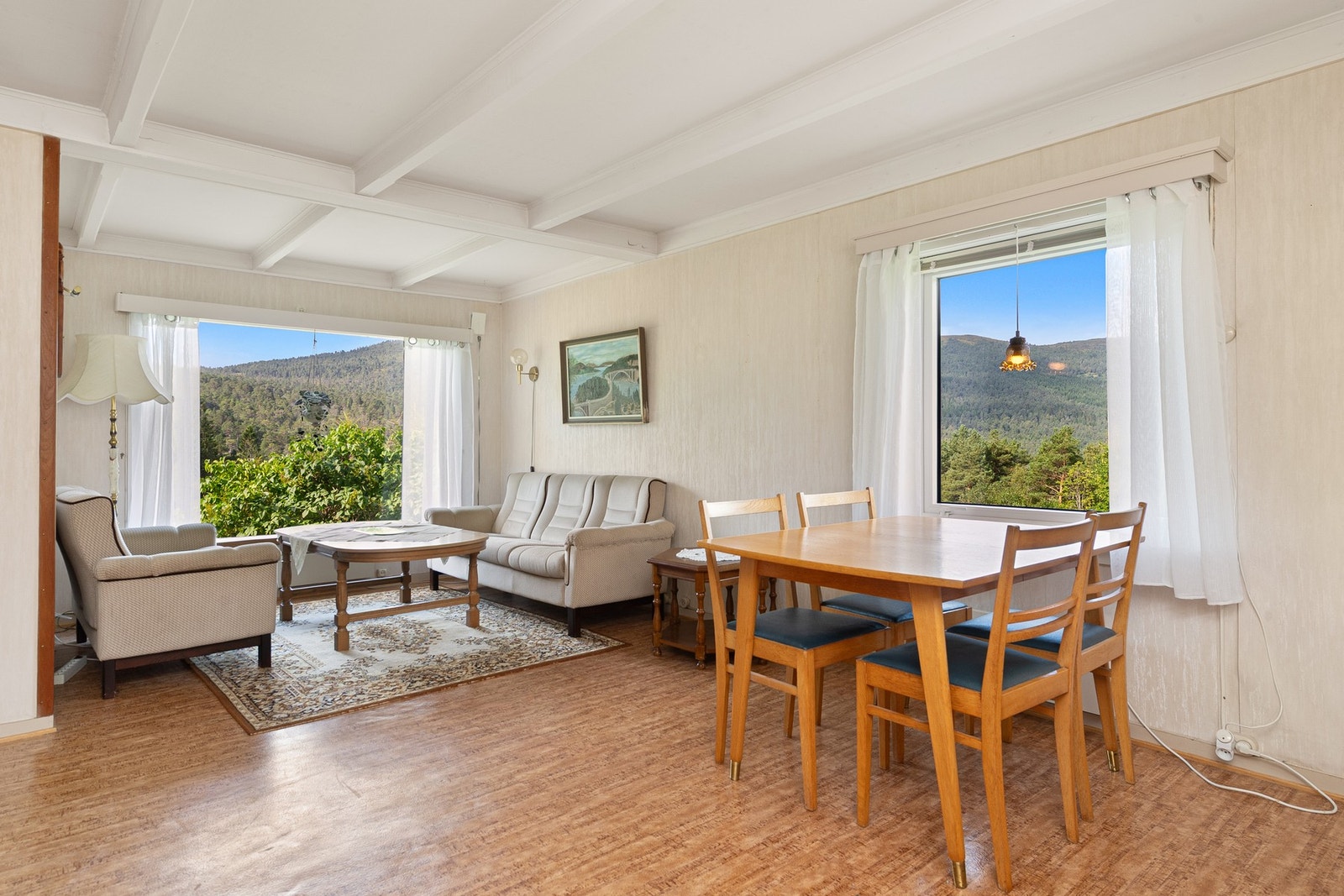 Stue 1 har plass til både spisebord og sofagruppe Galleribilde